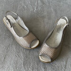 Tender Tootsies Comfortable Silver Peep-Toe Sandals – Women’s Size 7M